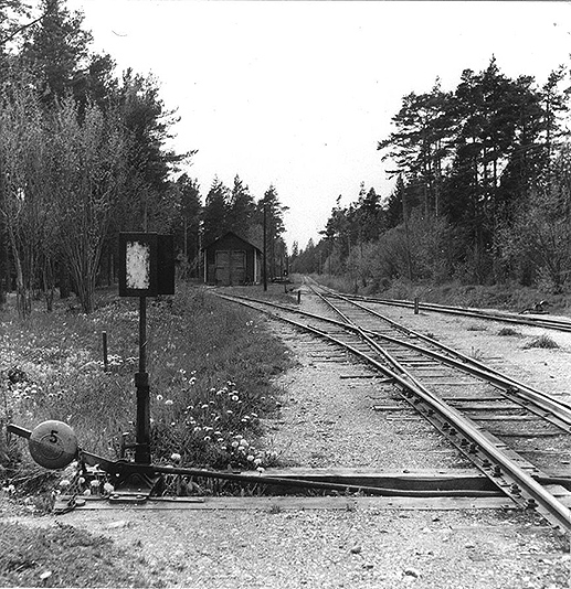Lokstallet och linjen västerut vid Lärbro station. Foto: SJ